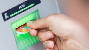 Eine Bankkundin steckt ihre Girokarte in einen Geldautomaten: Seit 2016 hat jeder Bürger in Deutschland Anspruch auf ein Girokonto. Foto: Fabian Sommer/dpa