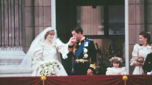 Alles schaut nach Märchen aus: Prinzessin Diana und Prinz Charles auf dem Balkon des Buckingham Palace. Foto: imago/United Archives International/imago stock&people
