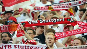 Die Fans des VfB Stuttgart hoffen auf den Klassenerhalt. Foto: IMAGO/Sportfoto Rudel/IMAGO/Pressefoto Rudel/Robin Rudel
