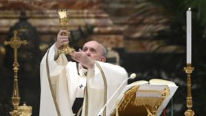 Unter Corona-Bedingungen hat Papst Franziskus die traditionelle Christmette im Petersdom gefeiert. Foto: dpa/Vincenzo Pinto