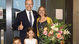 Die Familie feiert mit: Bürgermeister Otto Ruppaner freut sich mit Ehefrau Nadine und den Kindern Hans und Carlotta um die Wette. Foto: Horst Rudel