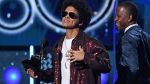 Bruno Mars wurde mit insgesamt sechs Auszeichnungen für seinen fröhlichen Funkpop zum großen Sieger des Jahres. Foto: AFP