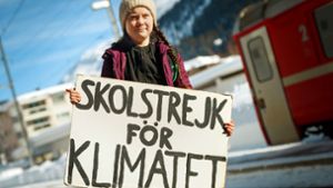 „Schulstreik für das Klima“  – steht auf dem Plakat,  das die mittlerweile für ihre Aktion weltbekannte 16-jährige Schwedin Greta Thunberg hochhält.  Um das Klima zu schonen, hat sie den Zug nach Davos genommen – eineinhalb Tage dauerte die Fahrt. Foto: Keystone