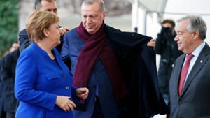 Bundeskanzlerin Merkel mit dem türkischen Staatspräsidenten Erdogan bei der Libyen-Konferenz in Berlin. Foto: dpa/Kay Nietfeld
