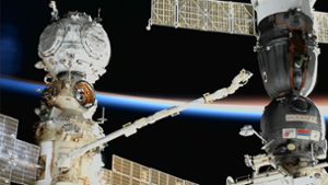 Die defekte erste Kapsel und die Raumstation ISS. (Archivbild) Foto: dpa