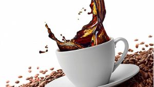 Die deutschen Liebhaber der schwarzen Bohne trinken am liebsten den traditionellen Filterkaffee (46 Prozent). Mehr als die Hälfte (54 Prozent) gibt gern einen Schluck Milch dazu – fast jeder Dritte (31 Prozent) bevorzugt seinen Kaffee hingegen schwarz. Und fast zwei Drittel (63 Prozent) genießen ihn ungesüßt. Foto: Fotolia/©Okea