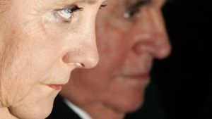 Bundeskanzlerin Angela Merkel würdigt den verstorbenen Altkanzler Helmut Kohl. Foto: dpa