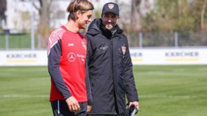 Erste Begegnungen auf dem Trainingsplatz: Sebastian  Hoeneß (rechts) und VfB-Spieler Borna Sosa. In unserer Bildergalerie blicken wir in die Vergangenheit des neuen VfB-Trainers. Foto: Baumann