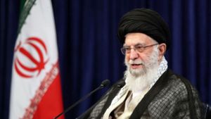 Ajatollah Ali Chamenei, Oberster Führer und geistliches Oberhaupt des Iran. Iranische Medien haben inmitten gefährlicher Spannungen in Nahost über eine Explosion weit im Landesinneren berichtet. Foto: dpa