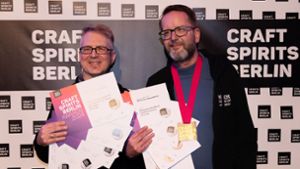 Stefan Lipka und Martin Wünsche (rechts) mit den Preisurkunden von den Craft Spirits Berlin Awards. Foto: Craft Spirits Berlin/Selina Schrader