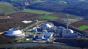 Stein des Anstoßes: Das Atomkraftwerk Neckarwestheim – die EnBW und das Landratsam verbieten die Abschaltkundgebung mit Festcharakter. Foto: Werner Kuhnle