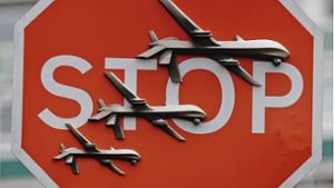 Ein Stoppschild auf dem drei Drohnen angebracht sind. Ein neues mutmaßliches Kunstwerk von Banksy ist kurz nach dem Auftauchen in London bereits abgebaut worden. Foto: dpa/Aaron Chown
