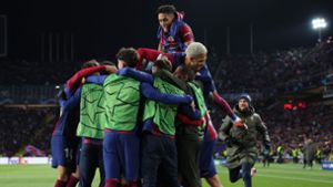 Die Spieler des FC Barcelona feiern das dritte Tor Robert Lewandowskis – in der Champions League erreicht das Team das Viertelfinale. Foto: AFP/LLUIS GENE