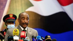 General Abdel Fattah al-Burhan verkündet die Auflösung der Übergangsregierung im Sudan. Foto: AFP/ASHRAF SHAZLY