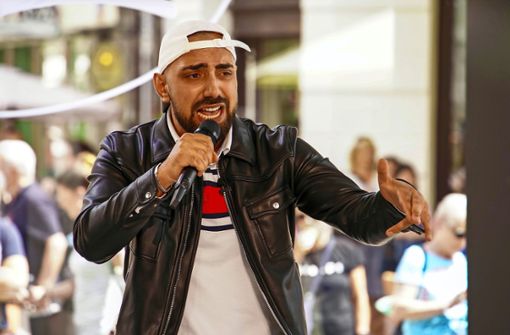 Salji Zivoli tritt im Fernsehen auf. Der Rapper mit dem Künstlername Sanil strebt mittelfristig eine Karriere als Profimusiker an. Foto: RTL Deutschland