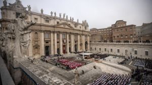 Die öffentlichen Trauermesse für den emeritierten Papst Benedikt XVI. auf dem Petersplatz in Rom. Foto: dpa/Oliver Weiken