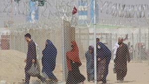 Afghanische Flüchtlinge überschreiten die Grenze nach Pakistan. Foto: AFP