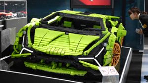 Hübsch, aber nicht straßentauglich: Bei der IAA ist auch ein Sportwagen aus Lego-Bausteinen zu sehen. Foto: AFP/TOBIAS SCHWARZ