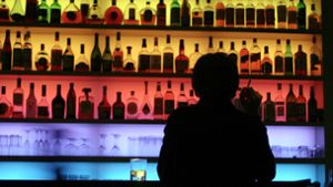In Bars und Kneipen ist in Baden-Württemberg um 22.30 Uhr Schluss – wegen der Omikron-Variante auch weiterhin. Foto: dpa/Tobias Felber