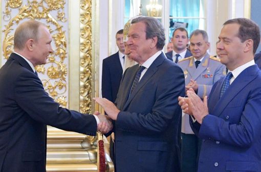 Altkanzler Gerhard Schröder (Mitte) und den russischen Machthaber Wladimir Putin (links) verbindet eine langjährige Freundschaft. Foto: AFP/ALEXEY DRUZHININ