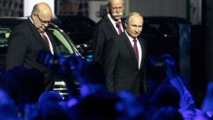 Bundeswirtschaftsminister Altmaier, Daimler-Chef Zetsche, Russlands Präsident Putin: Investition in politisch schwieriger Zeit. Foto: AP POOL