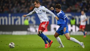 Dennis Erdmann kaut nach Sieg auf HSV-Flagge