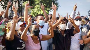 In Havanna gehen Tausende von Demonstranten auf die Straße. Foto: dpa/Eliana Aponte