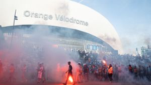 Fans mit Pyrotechnik am Dienstagabend vor dem Stade Velodrome in Marseille. Foto: dpa/Sebastian Gollnow