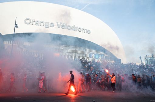 Fans mit Pyrotechnik am Dienstagabend vor dem Stade Velodrome in Marseille. Foto: dpa/Sebastian Gollnow