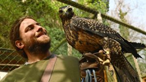 Silvan Kaltenleitner und das neue Adlermädchen Inka kennen sich schon gut. Im Winter geht er mit den Vögeln spazieren. Foto:  