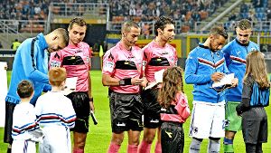 Fußballspieler – hier von Sampdoria Genua – signieren „das Tagebuch der Anne Frank“ für die Einlaufkinder. Foto: AFP