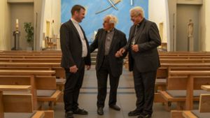 Katholische Geistliche unter sich: Pavlo Goncharuk (links) und Stanislav Shyrokoradiuk (rechts) mit dem ehemaligen Pfarrer Franz Pitzal in der Bonifatiuskirche in Renningen. Foto: Jürgen Bach