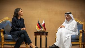 Die deutsche Außenministerin mit ihrem Kollegen aus Katar. Foto: dpa/Michael Kappeler