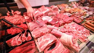 Supermärkte wollen in den kommenden Jahren auf Fleisch aus besserer Tierhaltung umstellen. Foto: Jan Woitas/dpa-Zentralbild/dpa
