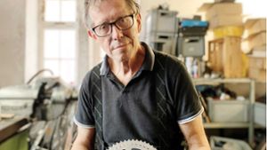 Christoph Preussler richtet alte  Räder her und verkauft sie. Foto: KNITZ/Decksmann
