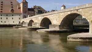 Auf der Steinernen Brücke in Regensburg ist es zu einem versuchten Tötungsdelikt gekommen (Archivbild). Foto: IMAGO/Zoonar.com/Wolfilser