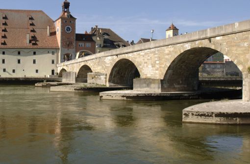 Auf der Steinernen Brücke in Regensburg ist es zu einem versuchten Tötungsdelikt gekommen (Archivbild). Foto: IMAGO/Zoonar.com/Wolfilser