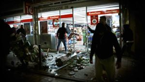 Die Krawallnacht: Gewalt, Plünderung und Zerstörung. Foto: dpa/Julian Rettig