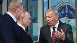 Roscosmos-Chef Juri Borissow (r) und Russlands Präsident Wladimir Putin (M). Foto: Vladimir Smirnov/Pool Sputnik Kremlin/AP/dpa