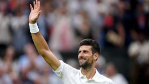 Novak Djokovic trifft im Finale von Wimbledon auf Carlos Alcaraz. Foto: dpa/John Walton