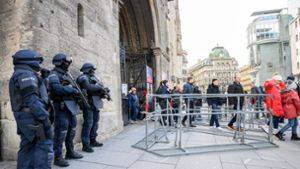 Polizisten nach Hinweisen auf einen möglichen Anschlagsplan einer islamistischen Gruppe vor der Domkirche St. Stephan in Wien Foto: dpa/Max Slovencik