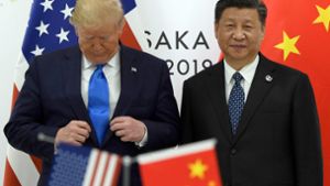 Zwischen China (Präsident Xi Jinping, rechts)  und den USA (Präsident Donald Trump) brodelt es weiter. Foto: dpa/Susan Walsh