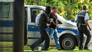Die mutmaßlichen Terroristen werden am Montag zum Bundesgerichtshof in Karlsruhe gebracht. Foto: AP, dpa