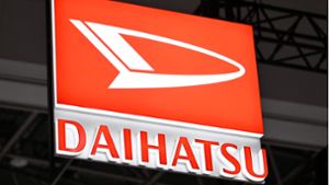 Das Logo des japanischen Automobilherstellers Daihatsu. Der japanische Kleinwagenhersteller gab zu, Sicherheitstests jahrelang zu haben. Foto: AFP/KAZUHIRO NOGI
