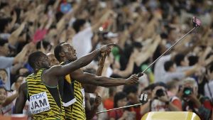 Jubel und Selfie nach dem Staffel-Gold 4x100 m: Usain Bolt Foto: AP
