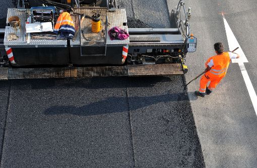 Investitionen beim Straßenbau passen sehr wohl zur Schuldenbremse, sagen die Bertelsmann-Fachleute. Foto: dpa
