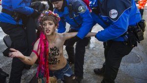 No penis - no money? hat sich eine Femen-Aktivistin auf den nackten Oberkörper gemalt. Die Frau protestierte am Donnerstag aus Anlass des Weltwirtschaftsgipfels in Davos. Foto: dpa