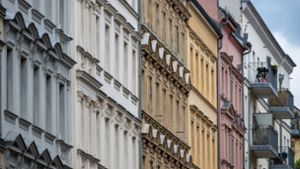 Blick auf sanierte Altbau-Fassaden in Berlin-Prenzlauer Berg. Die Mietpreisbremse in angespannten Wohnungsmärkten soll bis 2029 verlängert werden. Foto: Monika Skolimowska/dpa