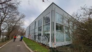 Seit 2022 ist das Cannstatter Stadtbad neben dem Neckardamm geschlossen. Foto: Uli Nagel
