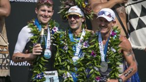 Strahlende Sieger: David McNamee, Patrick Lange und Lionel Sanders bei der Ironman-Weltmeisterschaft auf Hawaii. Foto: AP